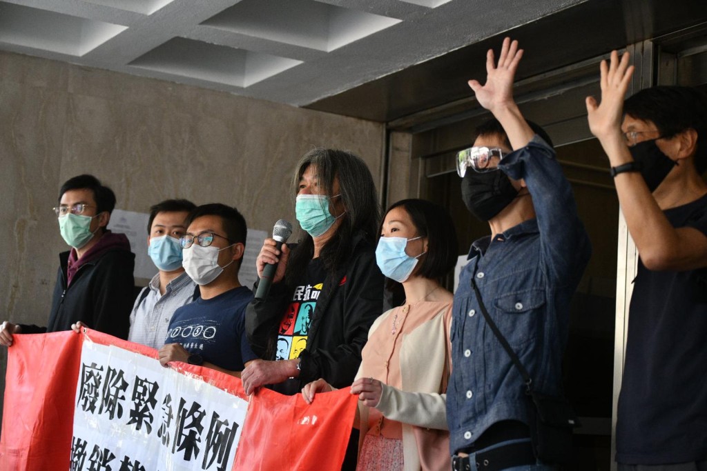 前立法會議員「長毛」到庭。