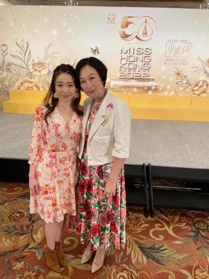 张雪玲（右）去年亦有现身力撑《2022香港小姐竞选》。