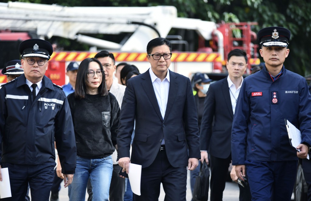 保安局局長鄧炳強(中)聯同警方及消防舉行救援簡報會。 保安局局長鄧炳強(中)聯同警方及消防舉行救援簡報會。