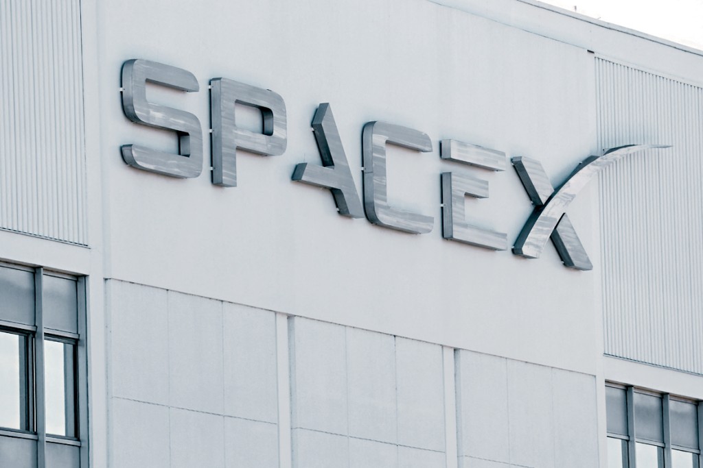 SpaceX宣布收購價值約80億美元的流動通訊頻譜，電訊股遭遇猛烈沽壓。
