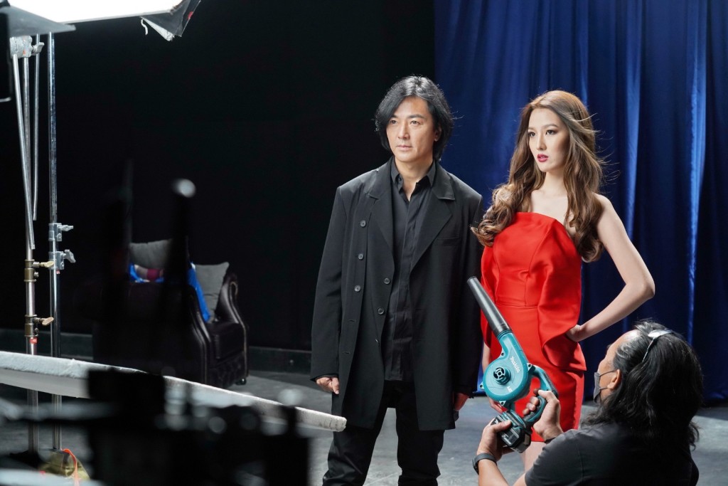 伊健和女Model造型一紅一黑，非常有型。