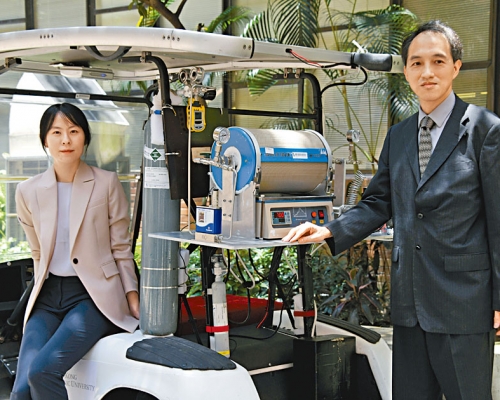 鄭家偉（右）偕團隊成功研發全球首輛氨動力燃料電池電動車，將氨轉化成氫氣發電，取代一般電動車使用的鋰電池。旁為李孟蓉。　
