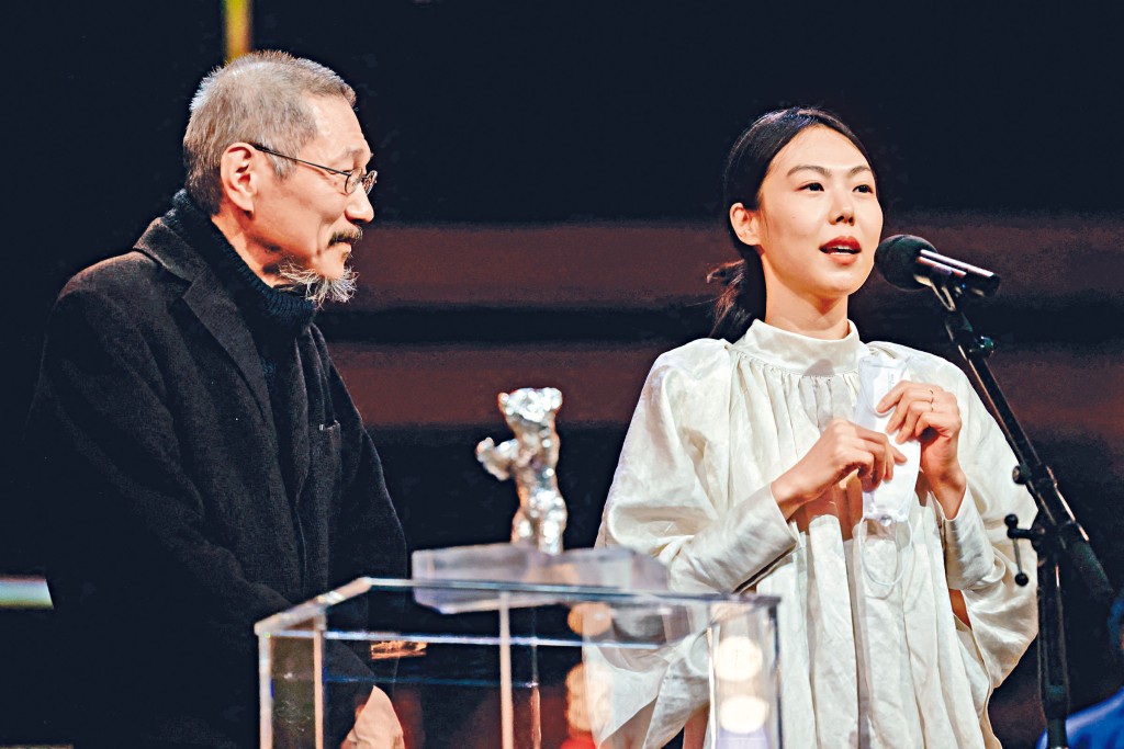 洪常秀邀女主角兼女友金珉禧上台致謝，被韓網民鬧爆二人太高調。