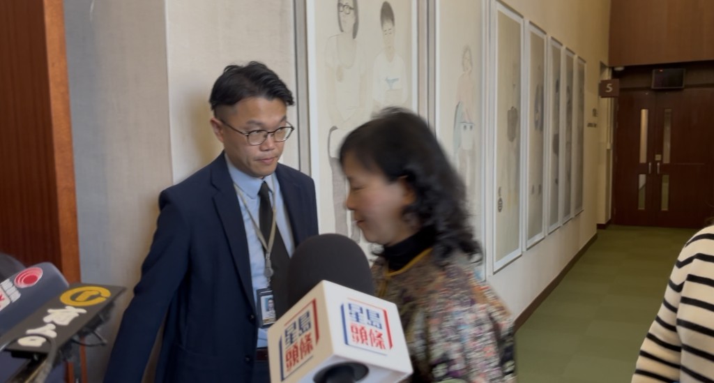 運物局局長陳美寶離場時未有回應傳媒提問有關何時刪除安全帶法律條文。李健威攝
