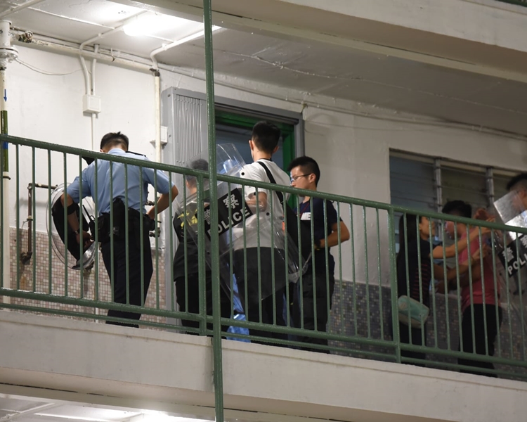 多名警員到場。
