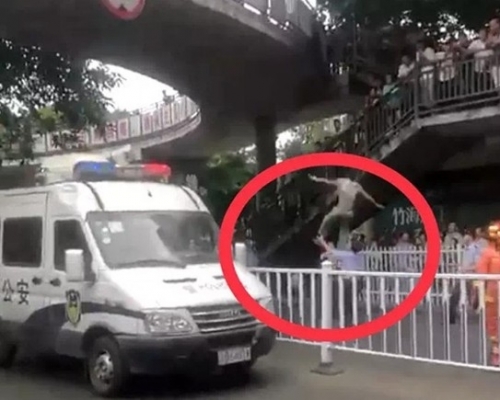 劉運和伸手接住跳橋男子的一刻（紅圈）。（網圖）