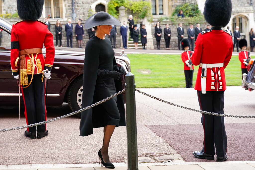 國葬完畢後，梅根前往聖喬治教堂出席皇室私人葬禮。AP