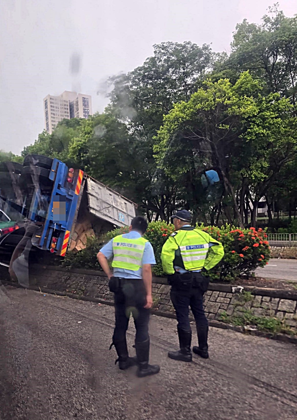 大埔完善路發生貨櫃車翻側意外。fb: 馬路的事 (即時交通資訊台) 大埔完善路發生貨櫃車翻側意外。fb: 馬路的事 (即時交通資訊台)