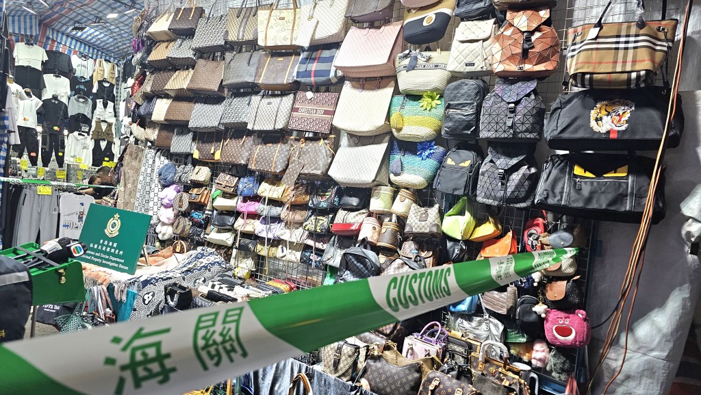 中秋國慶｜海關掃蕩女人街小販拘兩女檔主 涉賣冒牌手袋背囊等