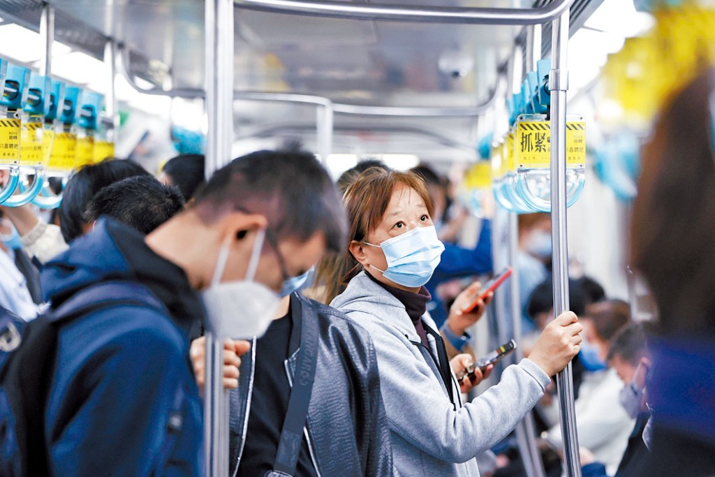 口罩令解除後，北京民眾仍戴口罩乘地鐵。