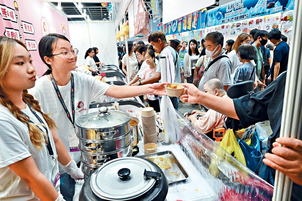 美食博覽等展覽繼續在灣仔會展舉行,大批市民及旅客入場。