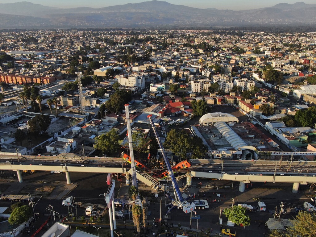 墨西哥城架空鐵路橋倒塌至少23人死亡。AP圖片