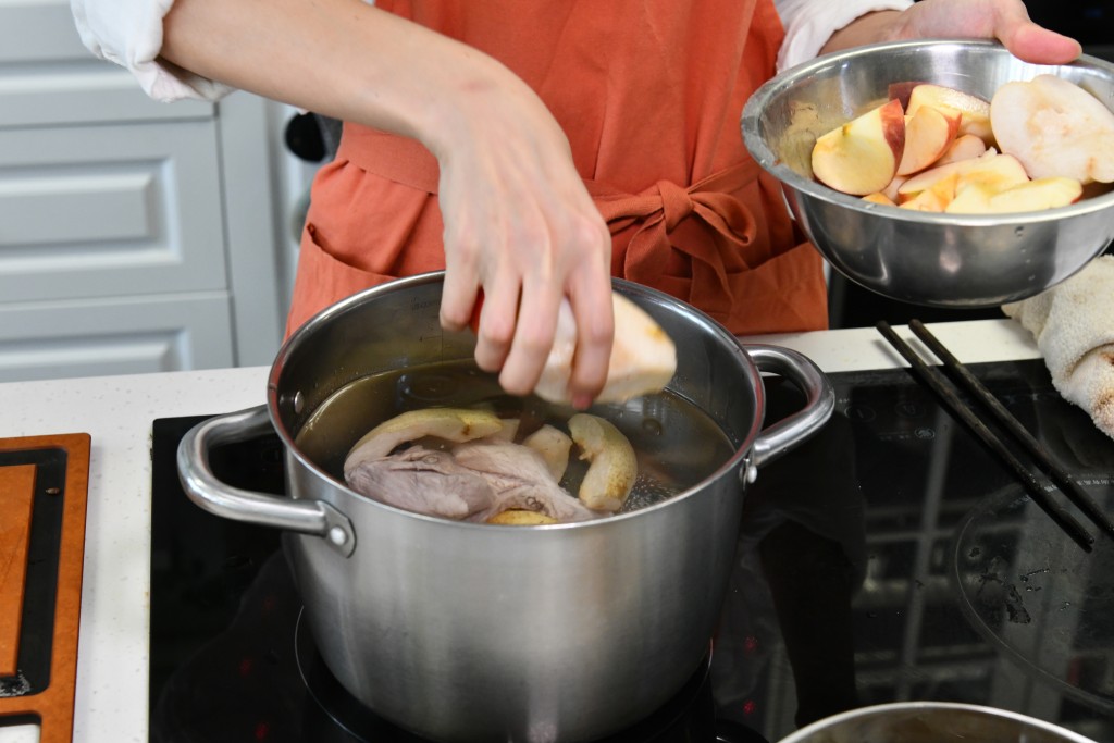Step 5: 煲內加入所有材料和水，以大火煲滾。Put all ingredients and water into a pot, bring to a boil over high heat.