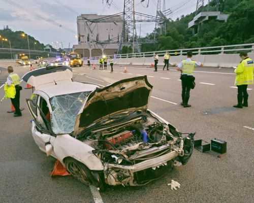 跑車頭尾泵把飛脫，大量零件散落路中。