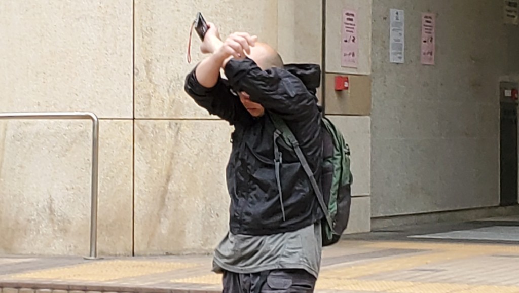 被告黃叔榮離開法院。鍾瀚霖攝
