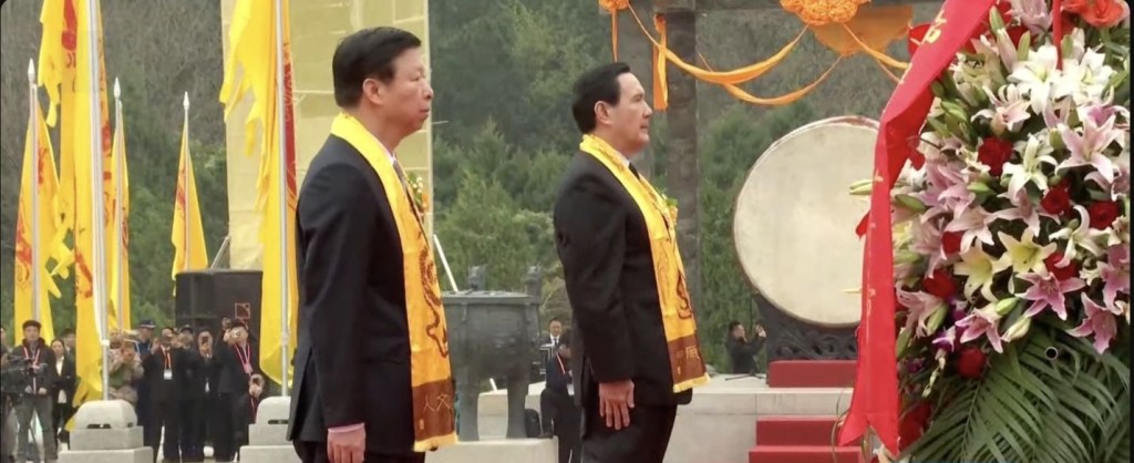馬英九（右）與中國國台辦主任宋濤（左）共同祭拜軒轅黃帝。  中通社