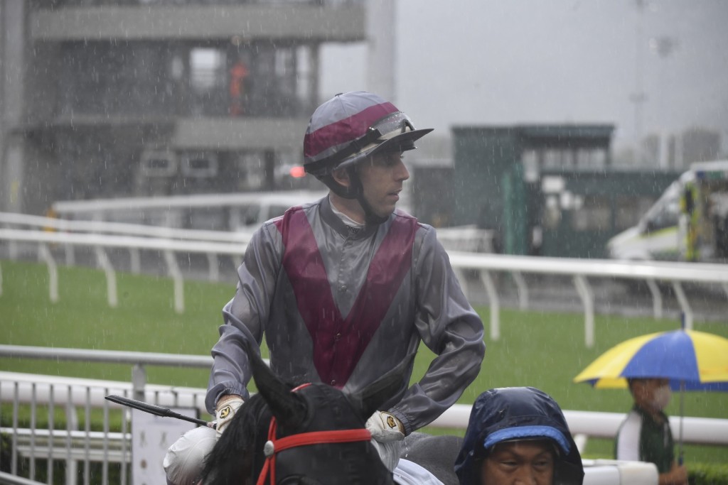 沙田馬場今日大雨滂沱。 沙田馬場今日大雨滂沱。