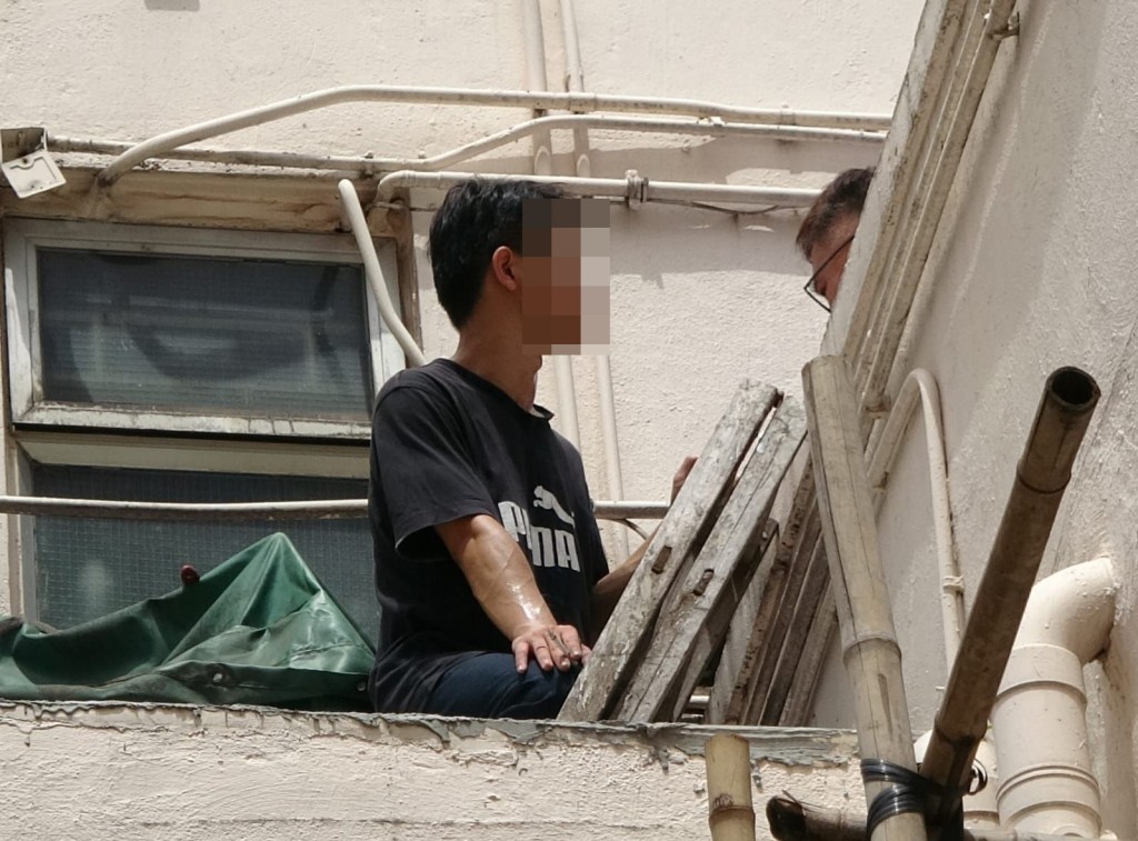 警方談判專家近距離勸喻自殺男子。