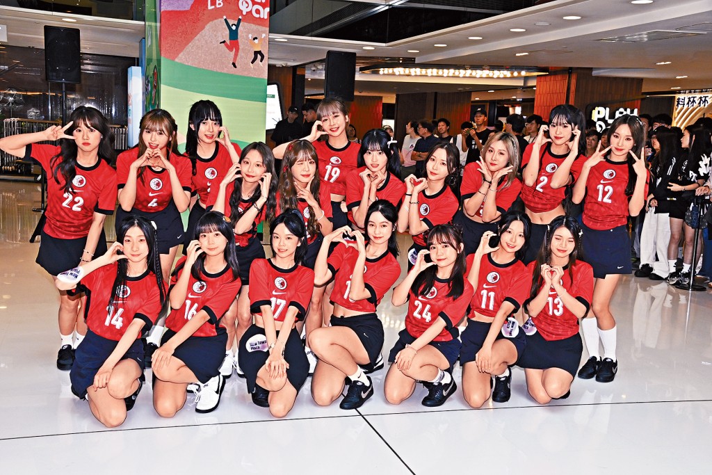 Idol Girls昨日18位成員出席見面會，即場表演2首歌。