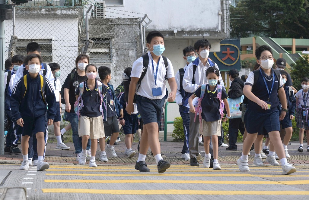 教局表示，届时或有个别学校，需因应实际在学人数调整班级结构和教职员编制。