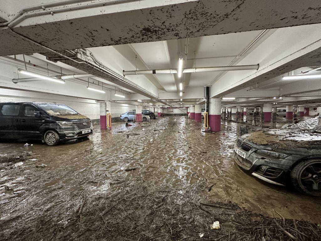 柴灣環翠停車場一度被雨水沒頂，場內有多部私家車。