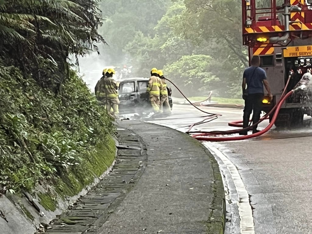 私家車燒剩支架。網上圖片