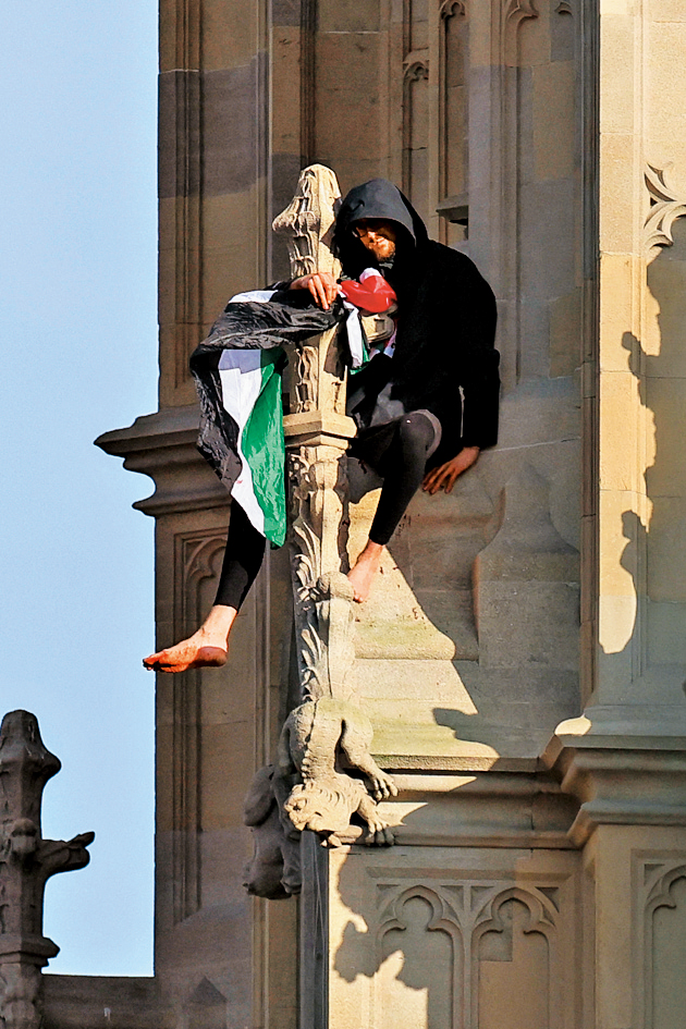 一名男子持巴勒斯坦旗爬上倫敦大笨鐘塔樓。