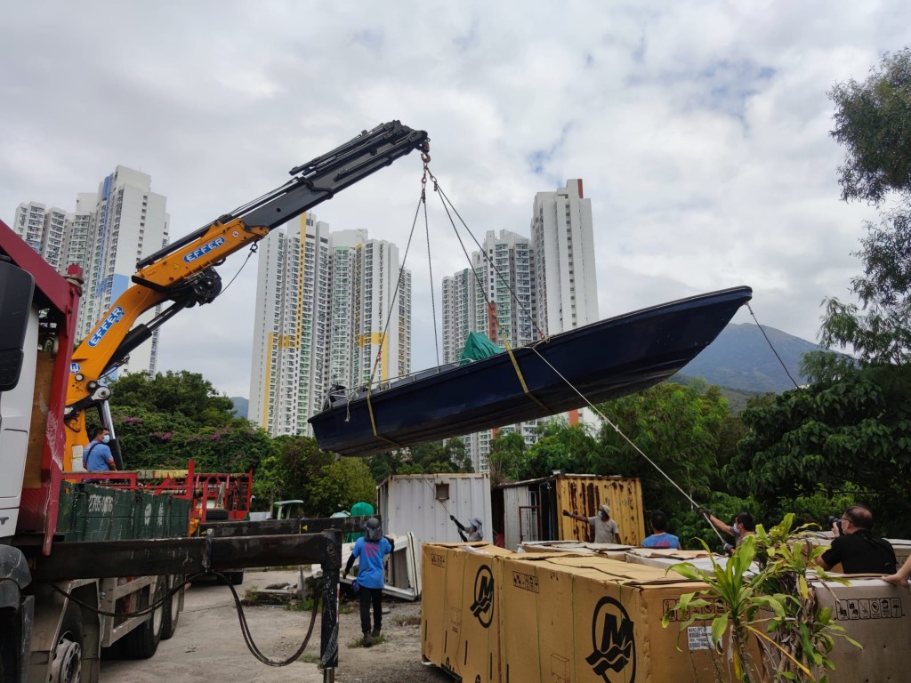 在東涌牛凹村共檢獲39艘懷疑非法改裝或建造的快艇。