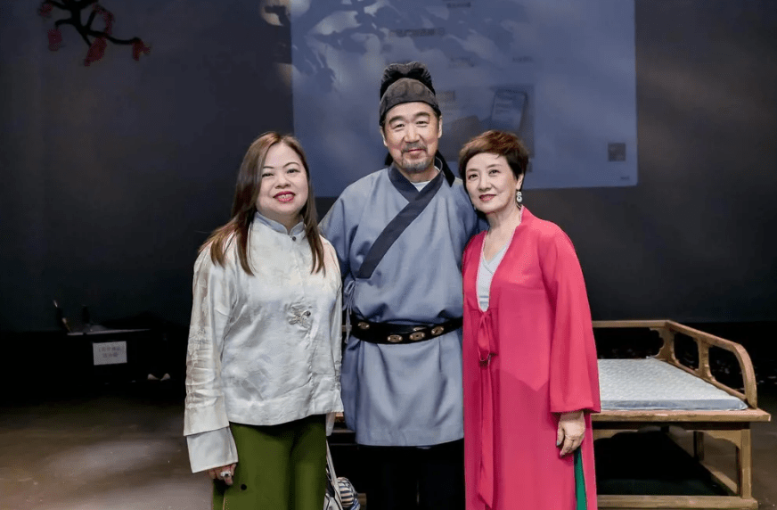 文化體育及旅遊局局長羅淑佩應邀出席觀賞經典話劇《我愛桃花》,其後於社交平台撰文,分享觀後感受。(圖片來源:羅淑佩FB) 文化體育及旅遊局局長羅淑佩應邀出席觀賞經典話劇《我愛桃花》,其後於社交平台撰文,分享觀後感受。(圖片來源:羅淑佩FB)