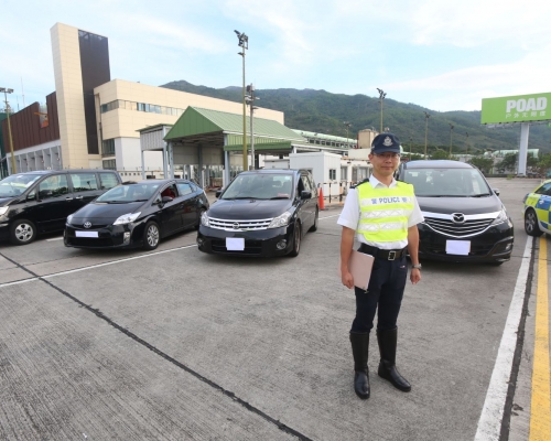 警方機場放蛇打擊無牌私家車載客
