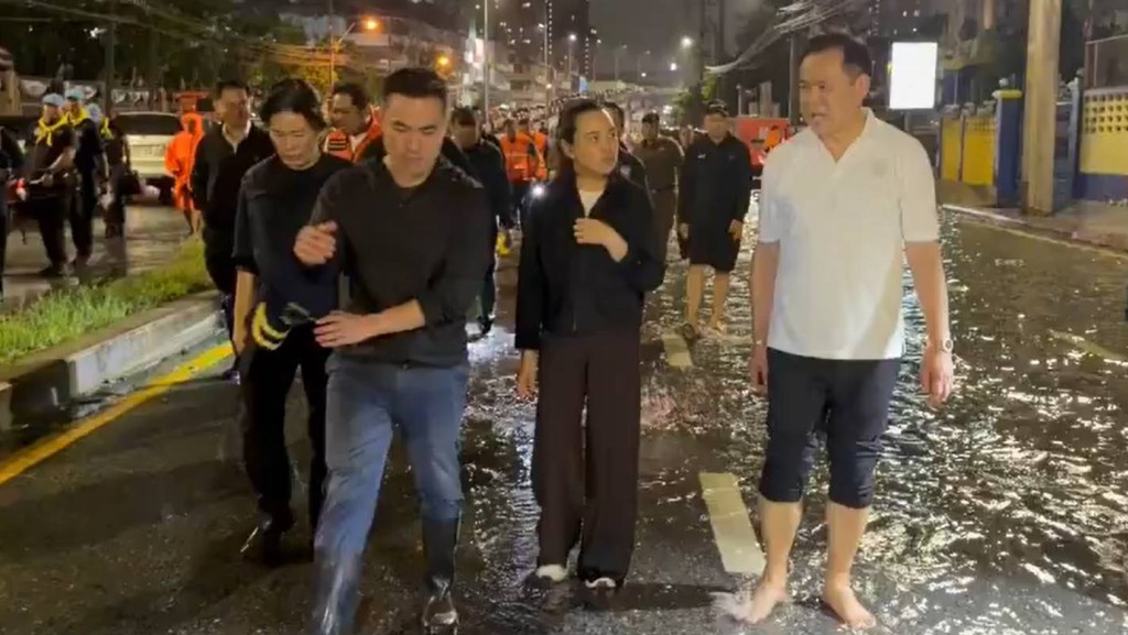 曼谷水浸，总理阿努廷赤脚视察灾区称「已受控制」，遭批「做骚」。aunpanuwats@X