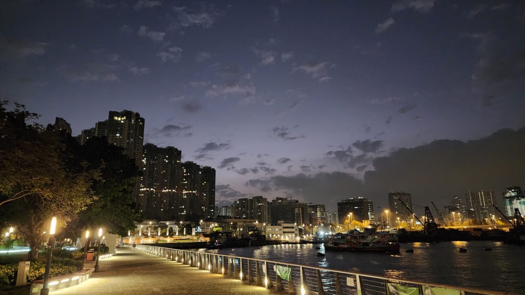 本港地區今日大致多雲，早晚有一兩陣微雨。黎志偉攝
