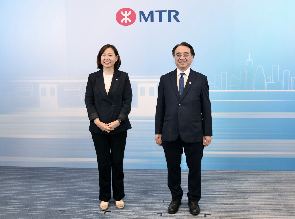 港鐵公司主席金澤培(右)及港鐵公司行政總裁楊美珍(左)對董建華離世表示哀悼。 港鐵公司主席金澤培(右)及港鐵公司行政總裁楊美珍(左)對董建華離世表示哀悼。