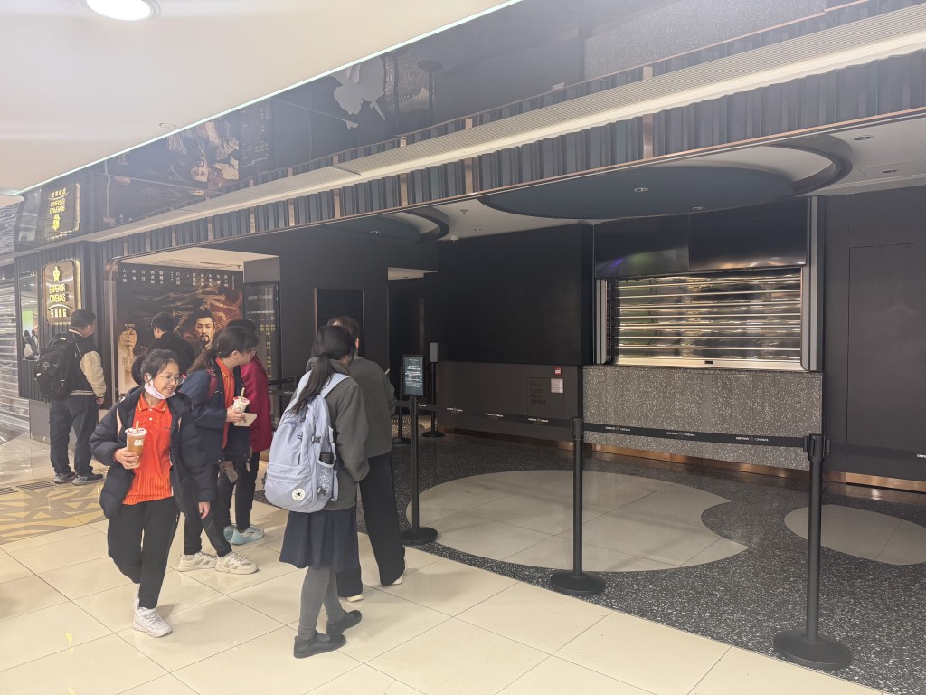 有不少路過的街坊、學生看見戲院沒有營業,均上前查閱告示。 有不少路過的街坊、學生看見戲院沒有營業,均上前查閱告示。