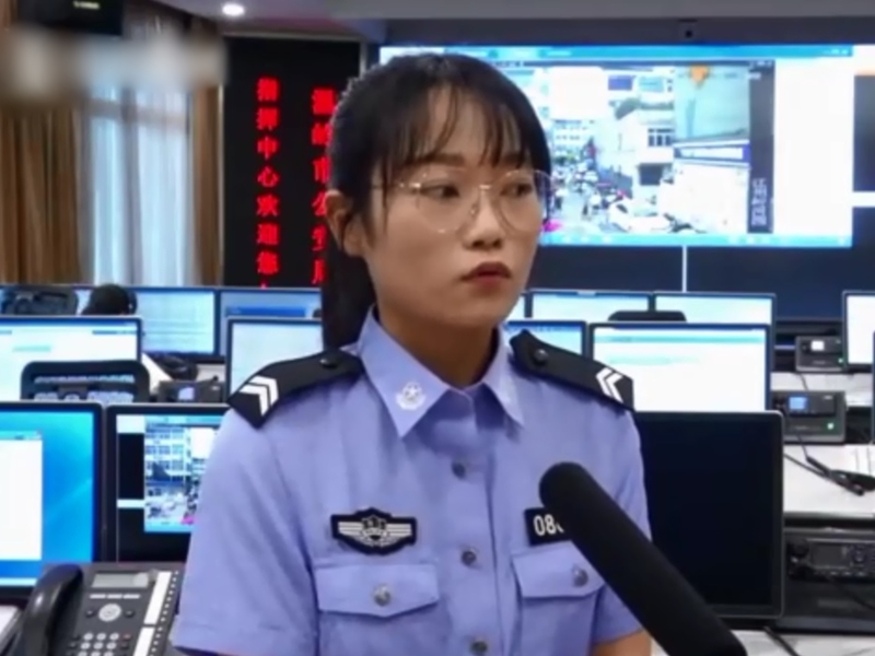 接線女警員憶述事件。  影片截圖