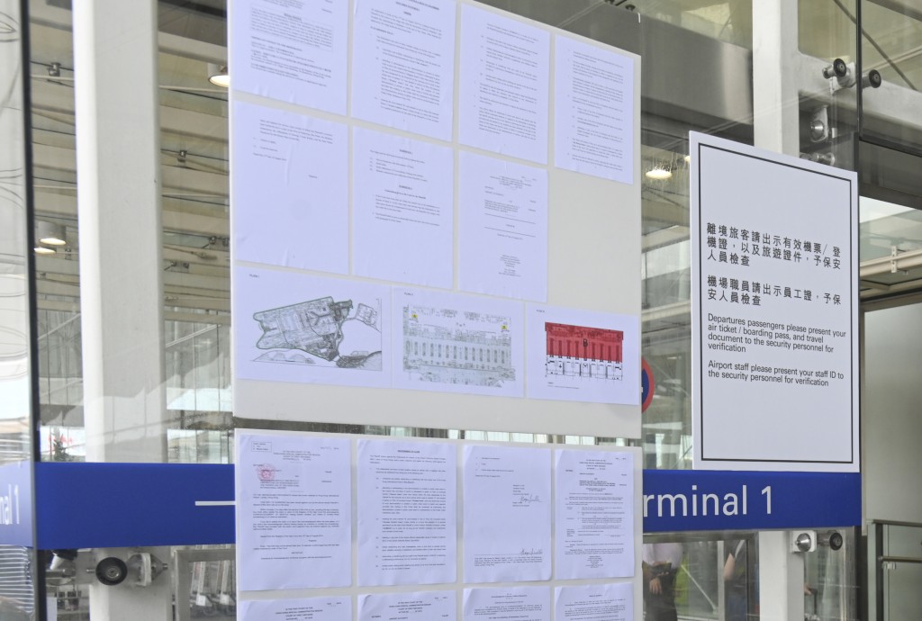 機管局於8月14日取得法庭臨時禁制令，宣布只准持有機票或登機證的旅客進入客運大樓。