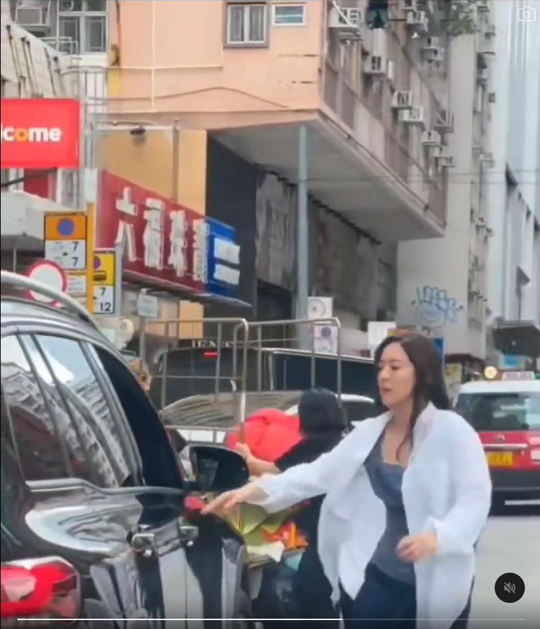 唐詩詠幫忙後急急返回座駕。 唐詩詠幫忙後急急返回座駕。