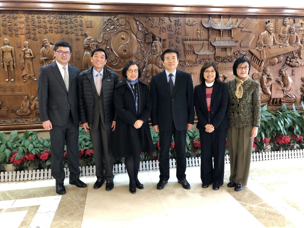 陳肇始與國家中醫藥管理局局長于文明(右三)會面。政府新聞處圖片