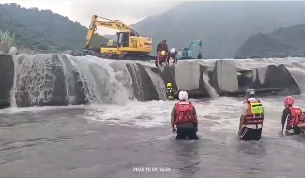 屏東少年困水下石縫失蹤4小時，靠挖泥機阻截水流減低水壓奇蹟救出。Threads@huangxinyi286 