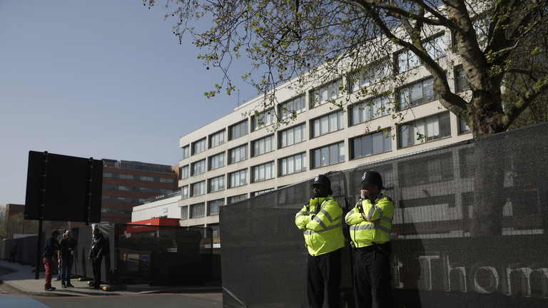 英國警方在倫敦一所醫院外站崗。AP