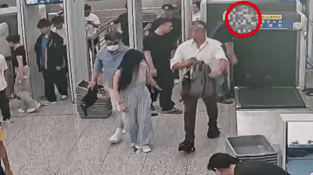 黑衫旅客正取回過完機檢的行李。 黑衫旅客正取回過完機檢的行李。