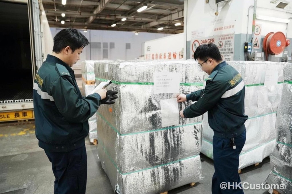 香港海關人員仔細檢查了貨物的外包裝，確認相關跨境車輛已配備海關認可的GPS電子鎖。