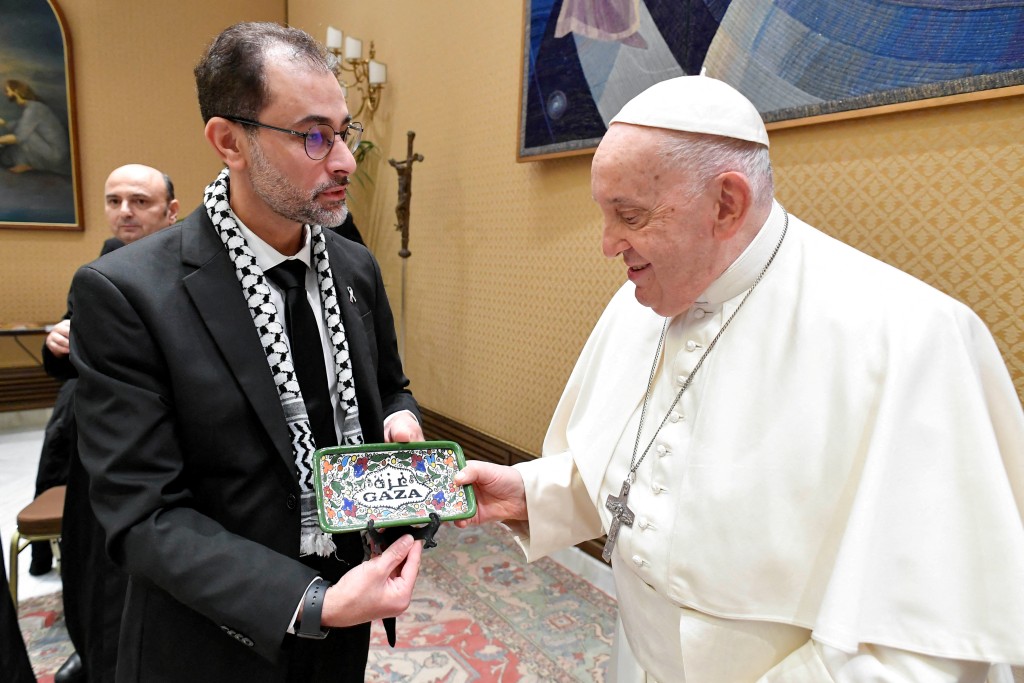 教宗和加沙巴勒斯坦居民家屬見面。　路透社
