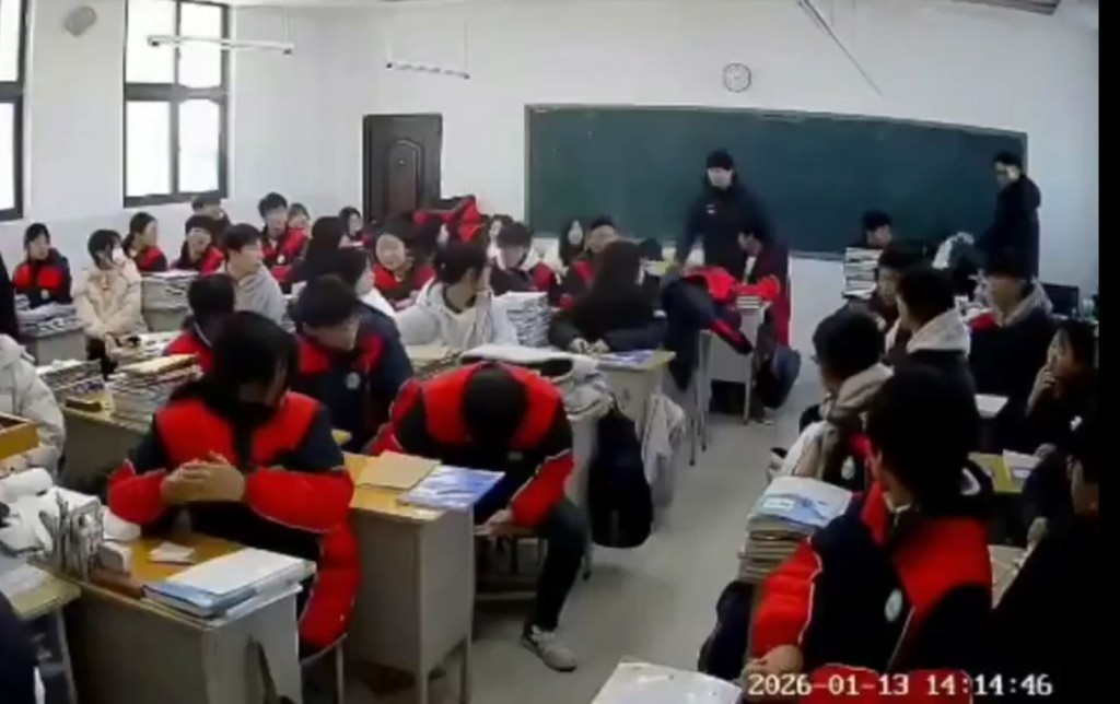 河南有中學生上堂時擸凳狂扑同學後腦。X  