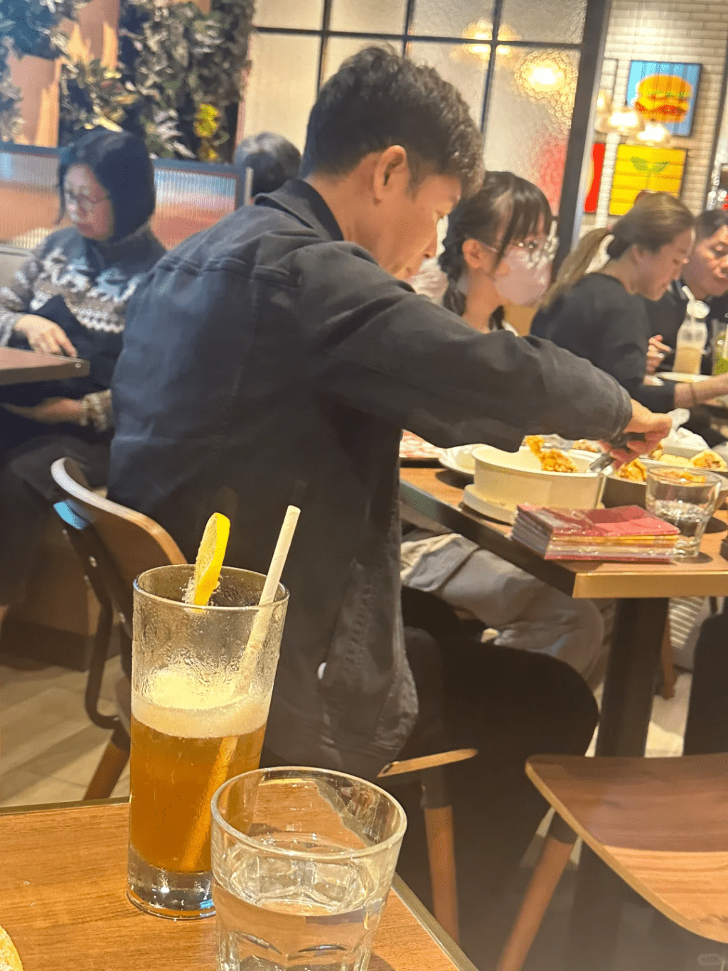 年初有網民見到郭晉安帶囡囡在茶餐廳食飯。