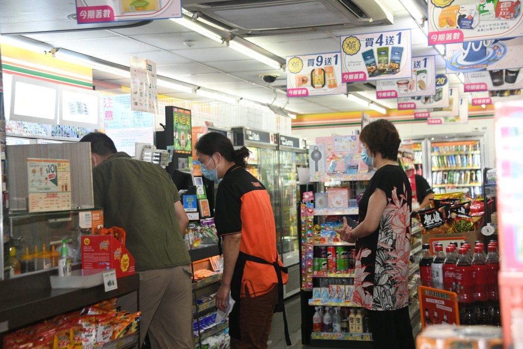 剪刀男闖便利店掠走2600元後逃去。