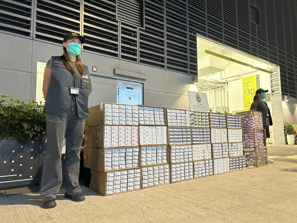 涉案私煙及加熱煙市值共約610萬元。 涉案私煙及加熱煙市值共約610萬元。