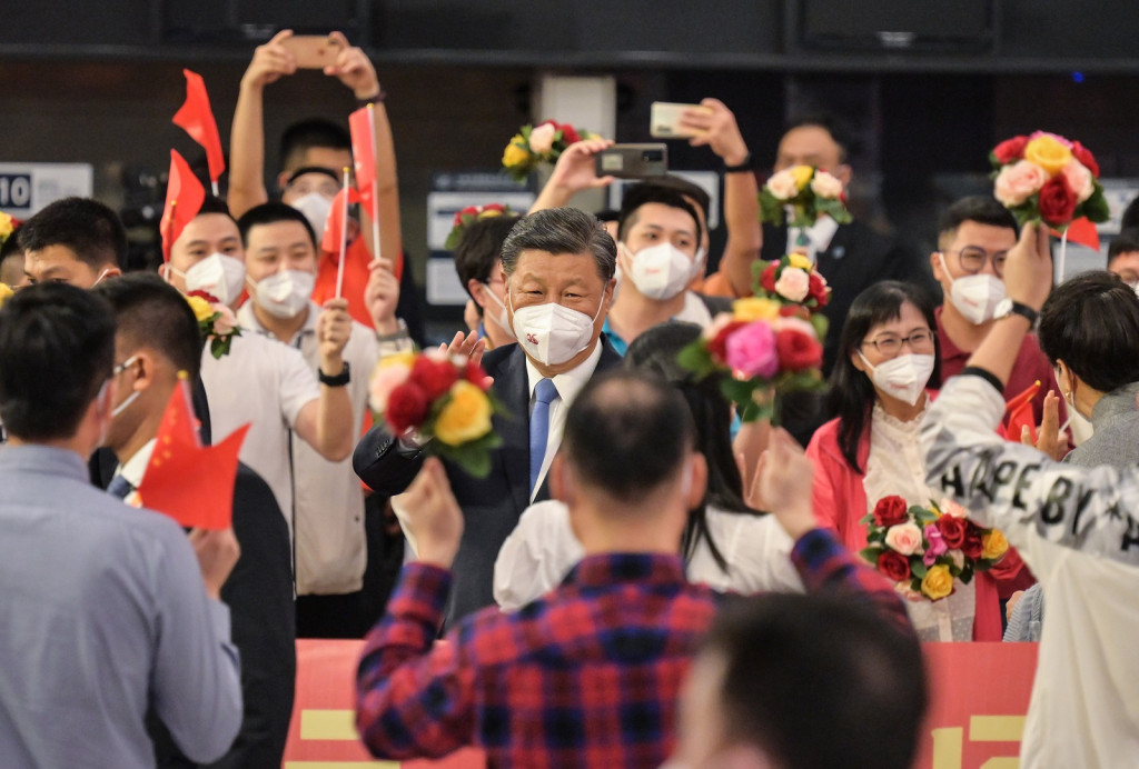 國家主席習近平今日抵達廣深港高鐵西九龍站時向迎候的學生和民眾揮手致意。政府新聞處圖片