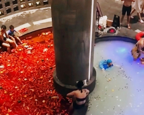 哈尔滨一间度假酒店推出「鸳鸯火锅」版的温泉。网图