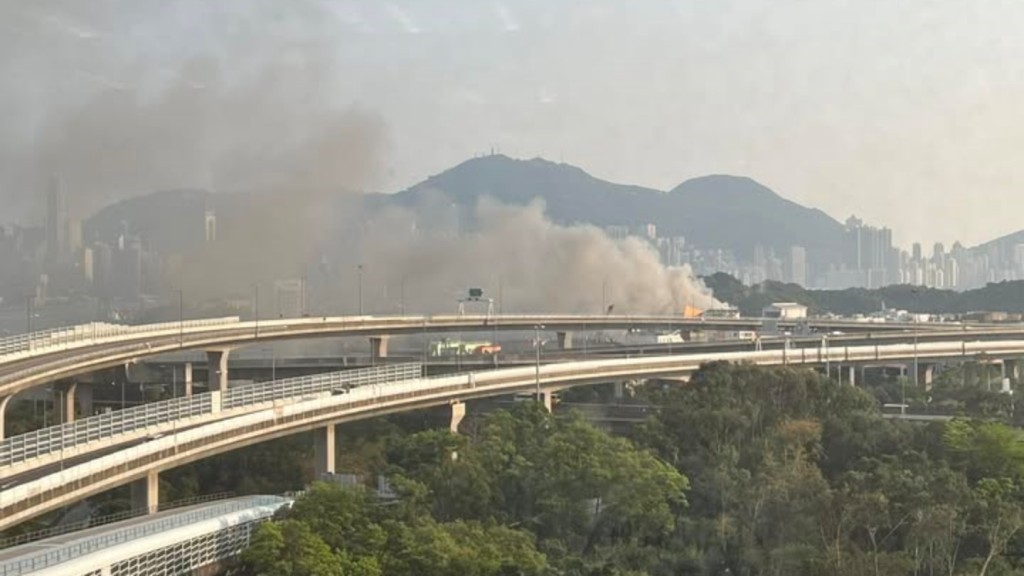 現場濃煙衝天，離遠清晰可見。FB：David Wong@香港交通及突發事故報料區